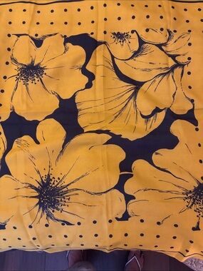 ✨ Beautiful Vintage Valentina Fiore Square Scarf ✨